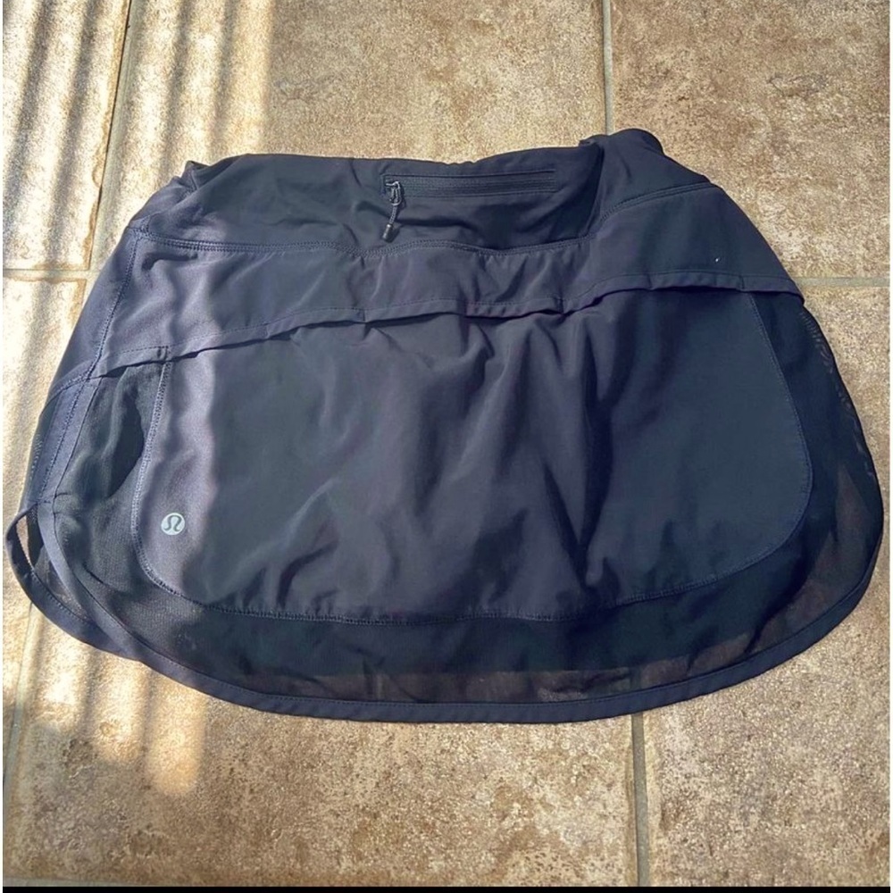 LULULEMON skirt - size 8 but fits like a size 6